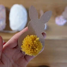 X-Påskharar pyssla med barn