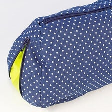 X-Sybeskrivning för en liten väska med Zip-it sidodel