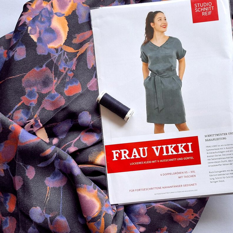 FRAU VIKKI - ledig klänning med V-ringning och skärp, Studio Schnittreif  | XS -  XXL,  image number 8