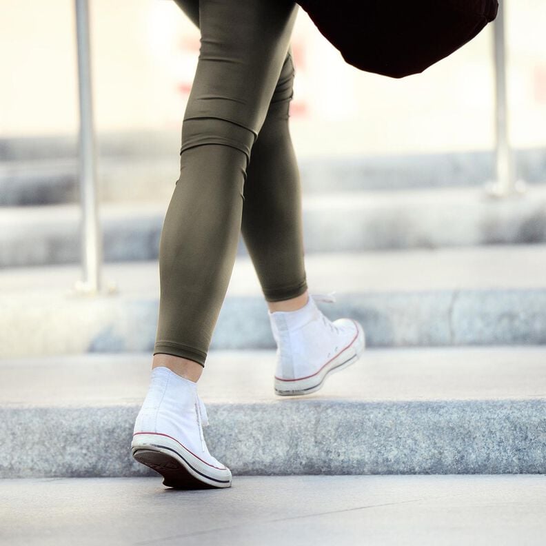 Konstläder med velourbaksida  – mörk furu,  image number 7