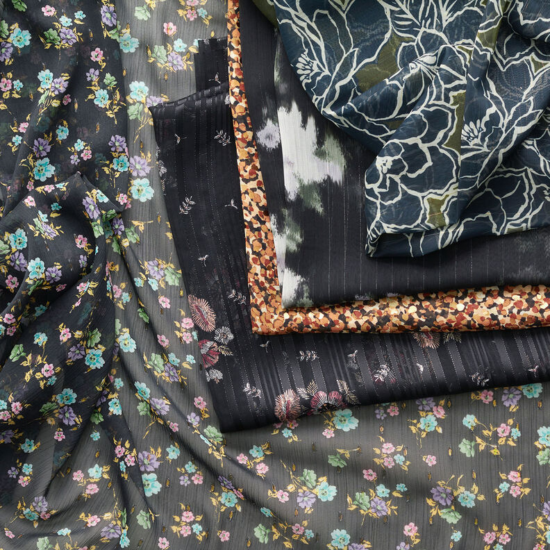 Chiffong med glittrande kritstrecksränder batikoptik – svart/vit,  image number 6