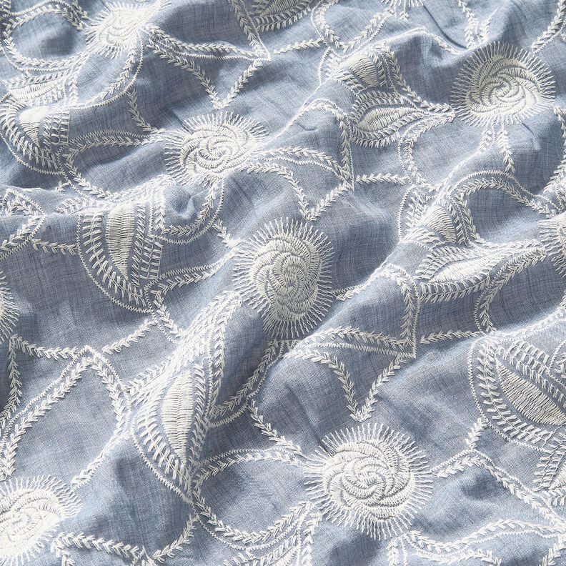 <h2>Bomullstyg med blomsterbroderi &ndash; Ljus jeansbl&aring; batist, broderad</h2>,  image number 2